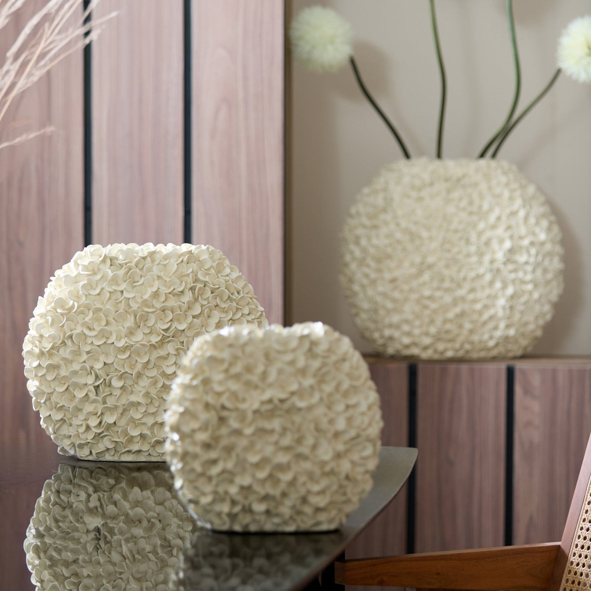 Phylia Cream Vase Deco - Medium Light & Living