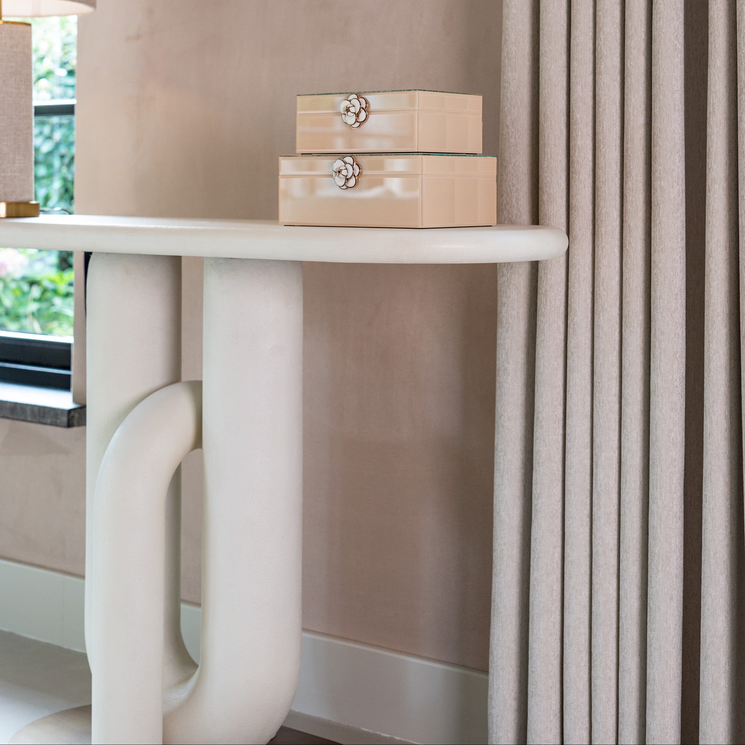 Console Winslow white by Richmond Interiors