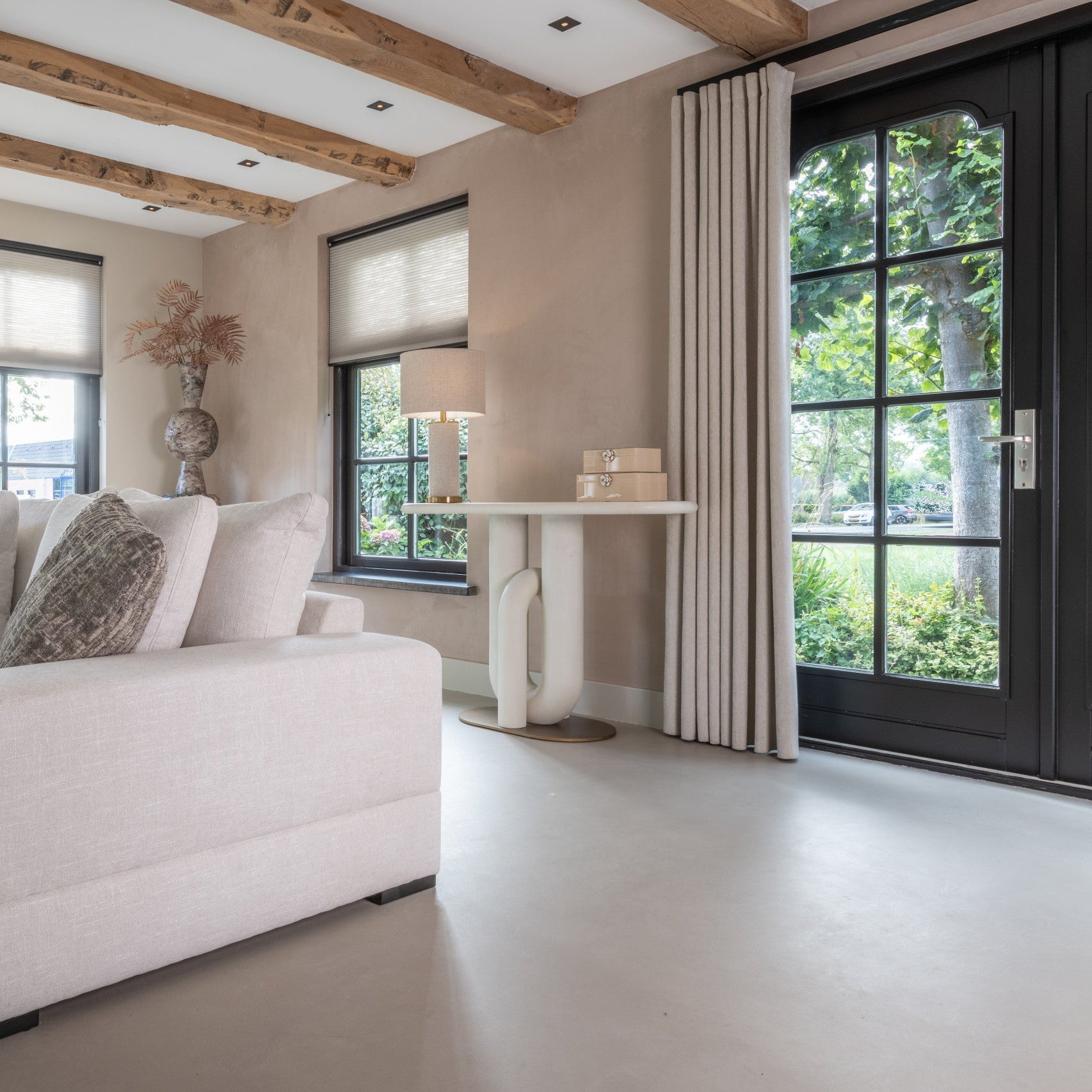 Console Winslow white by Richmond Interiors