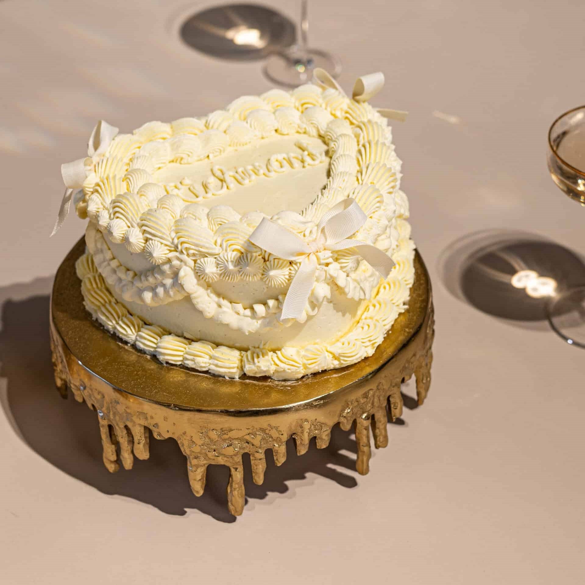 Carmona Gold Cake Stand by Richmond Interiors